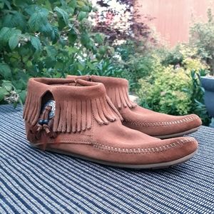 Minnetonka Concho Feather boot